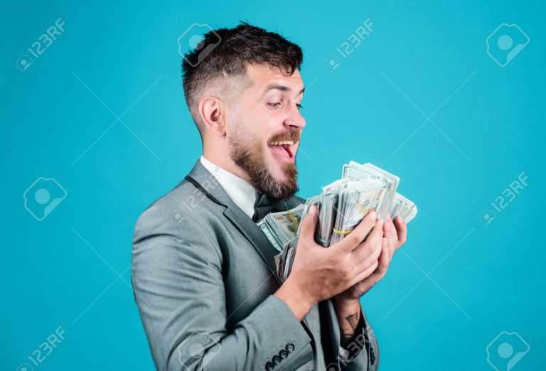 Cómo se pueden recuperar los gastos en un negocio 5 dinero en manos de un empresario reflexionando