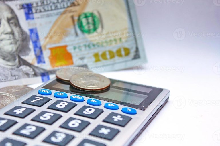 Cuántos salarios mínimos se necesitan para cotizar al Seguro Social 16 dinero y calculadora sobre una mesa