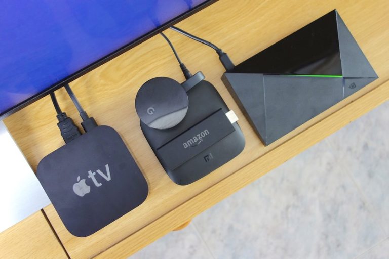 Qué otros dispositivos son similares al Chromecast para streaming 4 dispositivos de streaming en una mesa