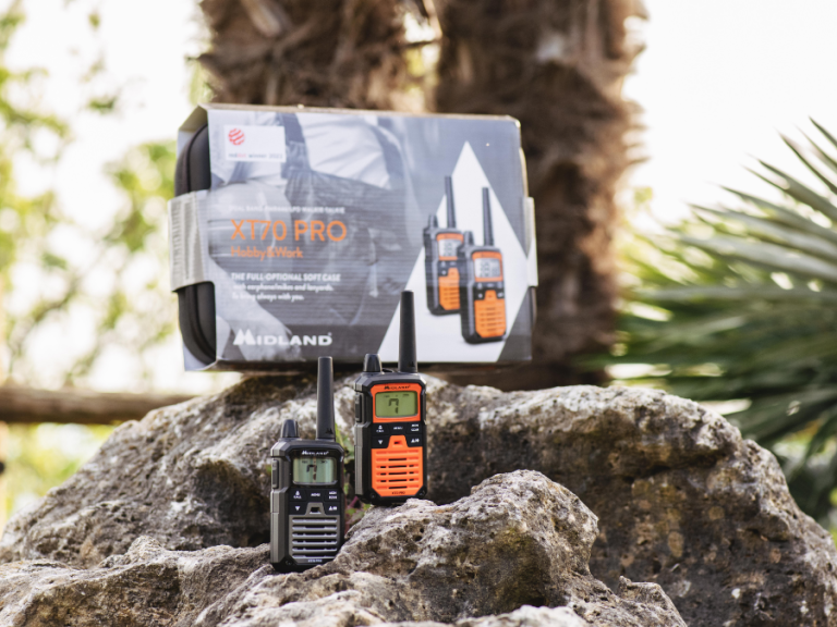 dispositivos walkie talkie en uso al aire libre
