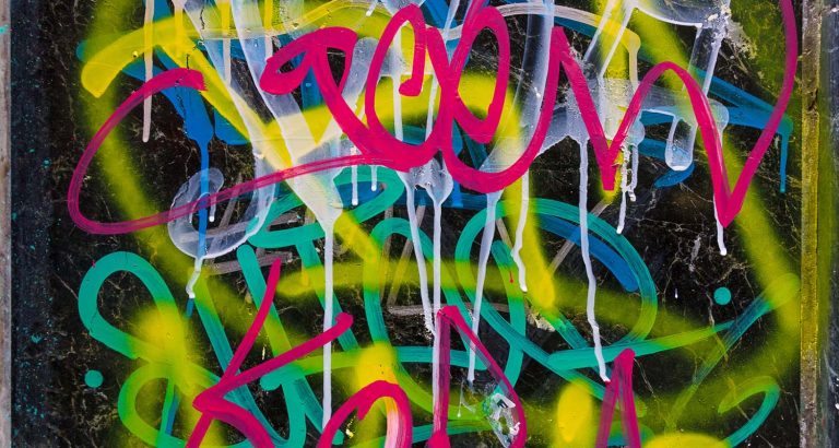 Qué revela tu firma sobre tu personalidad y carácter 3 diversas firmas en un fondo artistico