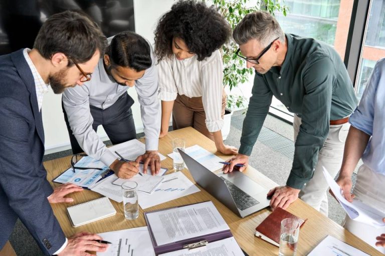 diversas personas colaborando en un proyecto