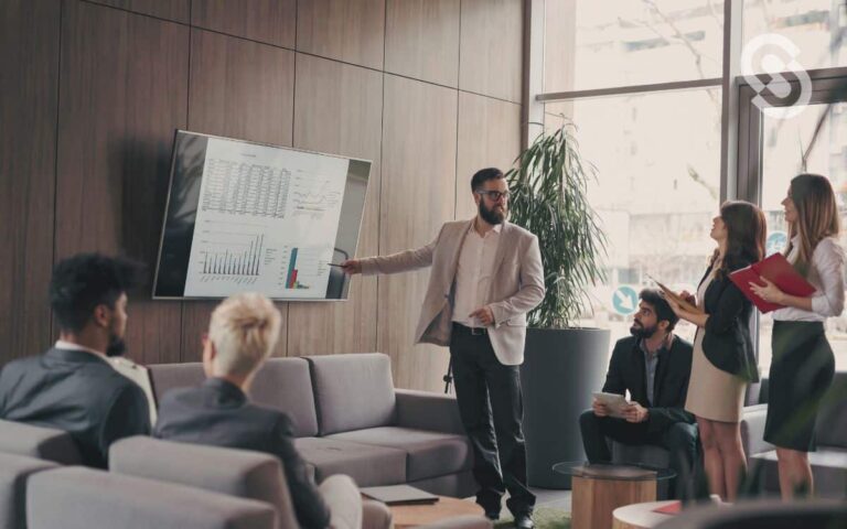 diversas personas presentando ideas creativas