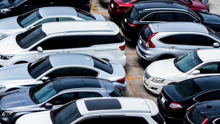 diversos coches en un aparcamiento