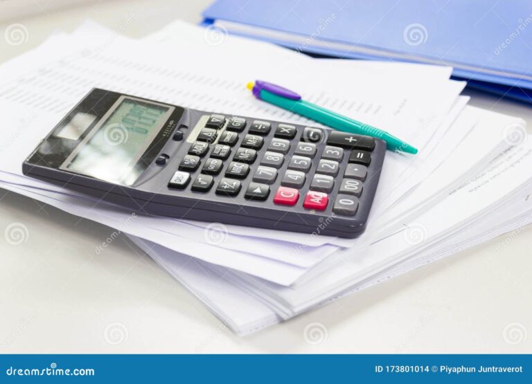 Qué Son los Documentos por Pagar a Largo Plazo y Cómo Funcionan 7 documentos financieros y calculadora sobre mesa 1