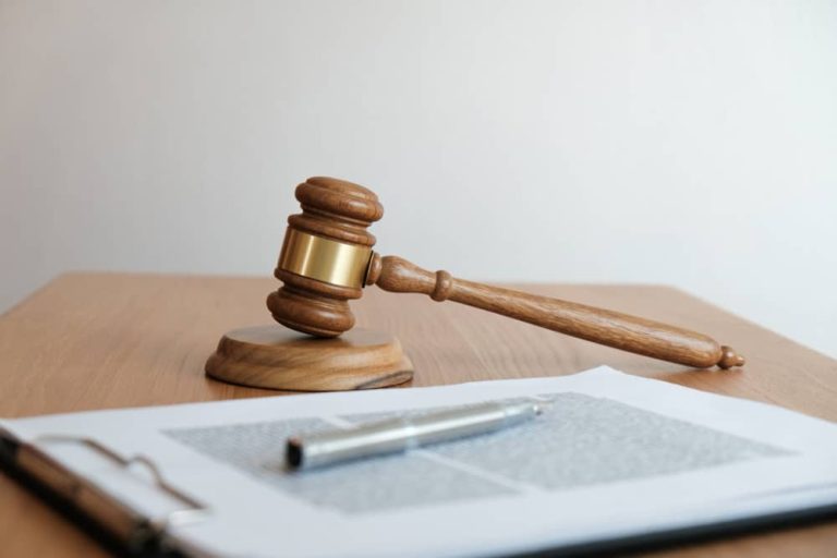 documentos legales con nombre empresarial destacado