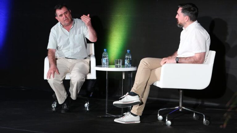 Qué relación existe entre Peter Salovey y John Mayer 14 dos hombres conversando en un ambiente academico