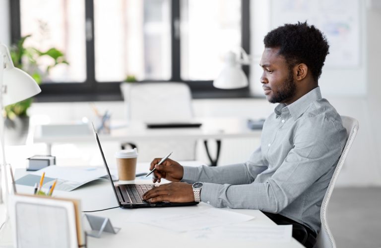 Qué es el régimen de las personas físicas con actividades empresariales 3 emprendedor trabajando en su oficina