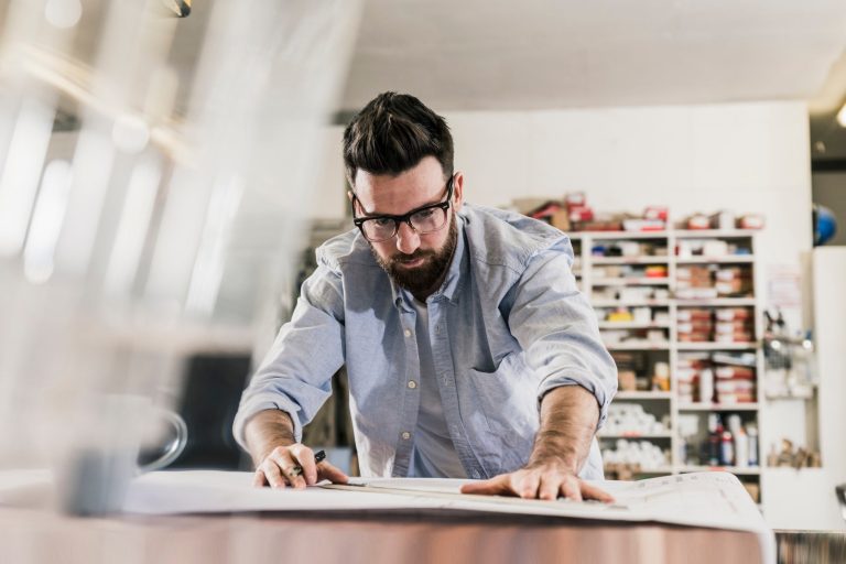 Cómo puedo ganar dinero con mi propio negocio exitosamente 42 emprendedor trabajando en su oficina creativa
