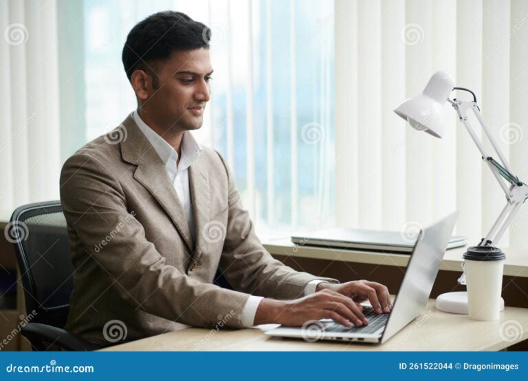 emprendedor trabajando en su oficina moderna