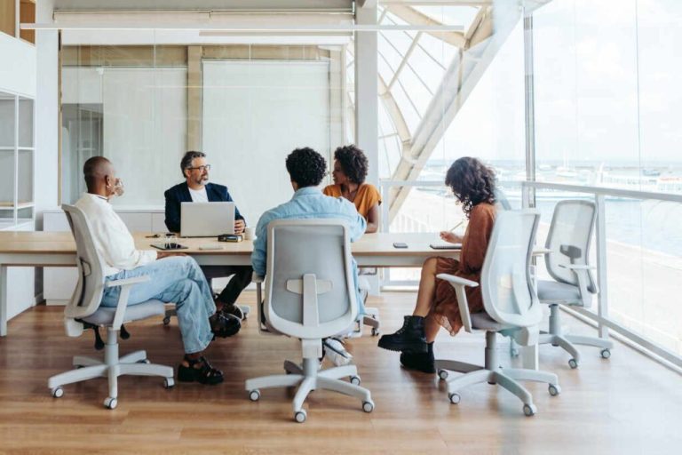 Qué servicios ofrece Administradores Corporativos del Sur SC 9 equipo colaborando en ambiente de oficina moderna