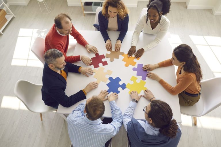 Por qué se utiliza RRHH en lugar de RH en las empresas 13 equipo de trabajo colaborando en una oficina