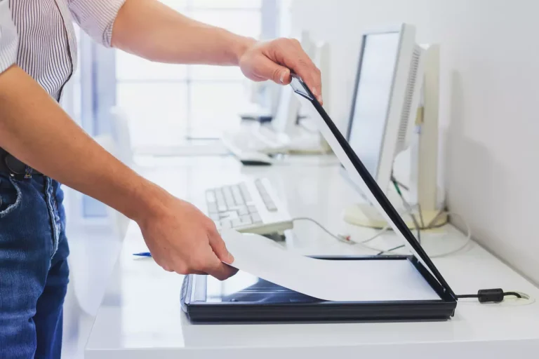escaner digitalizando documentos en oficina