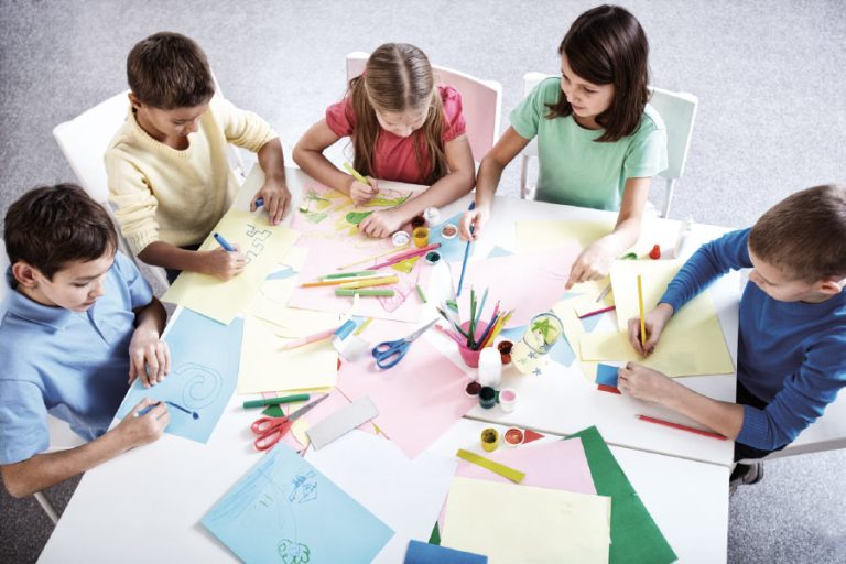 estudiante aprendiendo en un ambiente creativo