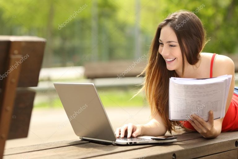 Cómo puedo solicitar una beca Telmex y cuáles son los requisitos 33 estudiante con laptop en un campus universitario