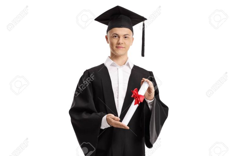 estudiante de derecho con toga y diploma