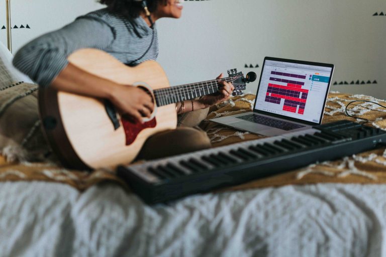 Vale la pena contratar YouTube Premium para estudiantes en México 23 estudiante disfrutando de musica en youtube
