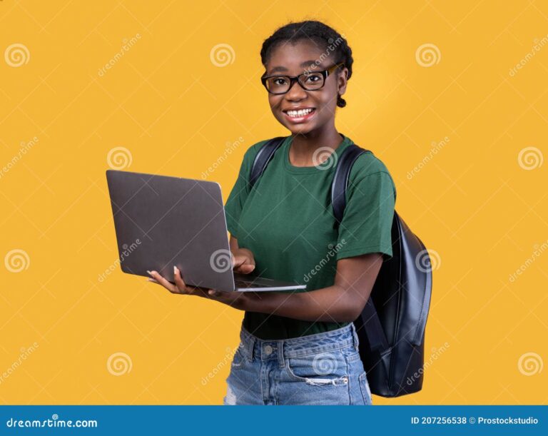 Dónde encontrar maestrías en línea financiadas por el gobierno federal 22 estudiante en laptop con fondo educativo