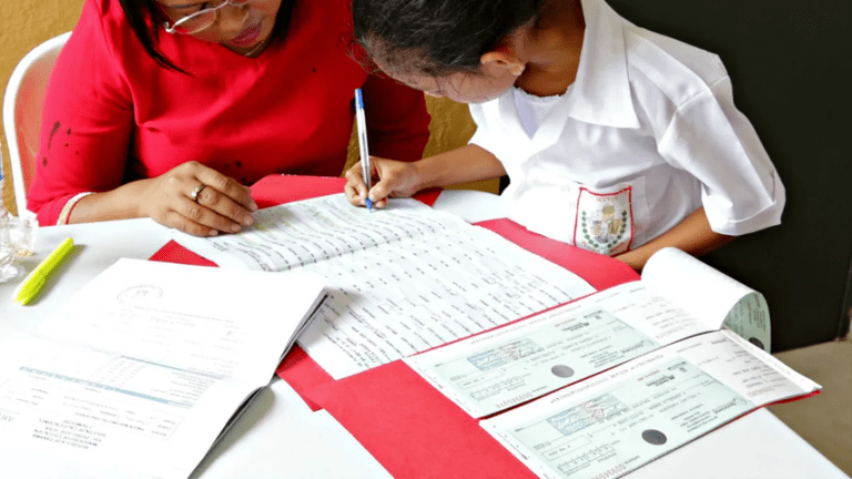Qué es la beca Inicia tu Carrera SEP Prosperra Sur Sureste 21 estudiante recibiendo una beca educativa