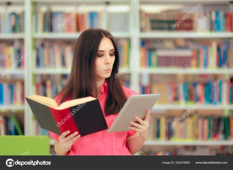 Cómo se repite una cita en formato APA correctamente 4 estudiante revisando un libro en biblioteca
