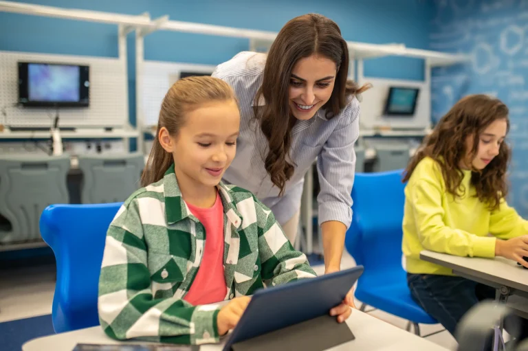 Cuántos años abarca el estudio del presente bloque educativo 6 estudiantes aprendiendo en un aula moderna
