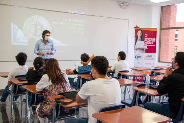 Es IM Mastery Academy una plataforma confiable para aprender trading 12 estudiantes aprendiendo trading en un aula