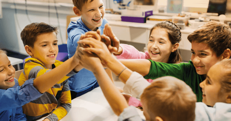 estudiantes compartiendo emociones en el aula