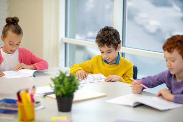 Con cuántas materias se puede perder el año escolar en México 47 estudiantes en aula concentrados estudiando juntos