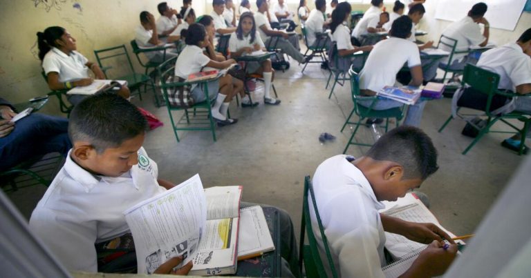 Qué aspectos clave se abordan en el ensayo sobre la Ley General de Educación en México 17 estudiantes en aula de clase en mexico