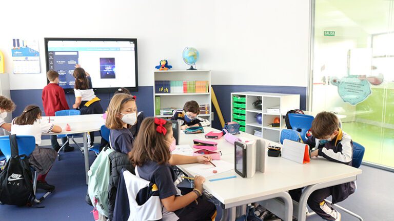 Qué diferencias existen entre educación media superior y educación superior 11 estudiantes en aula de clases contrastando niveles
