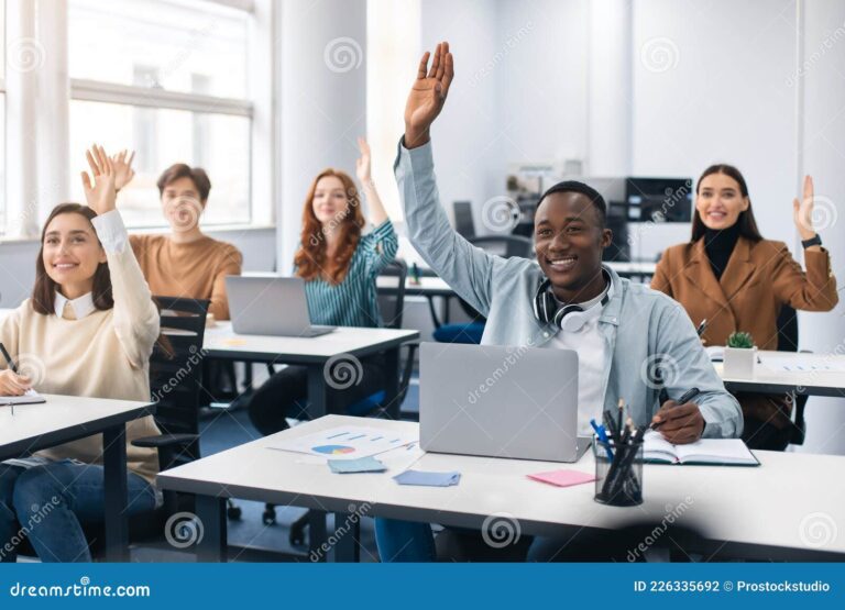 Qué programas ofrece EAE Business School en Madrid 6 estudiantes en aula moderna de negocios