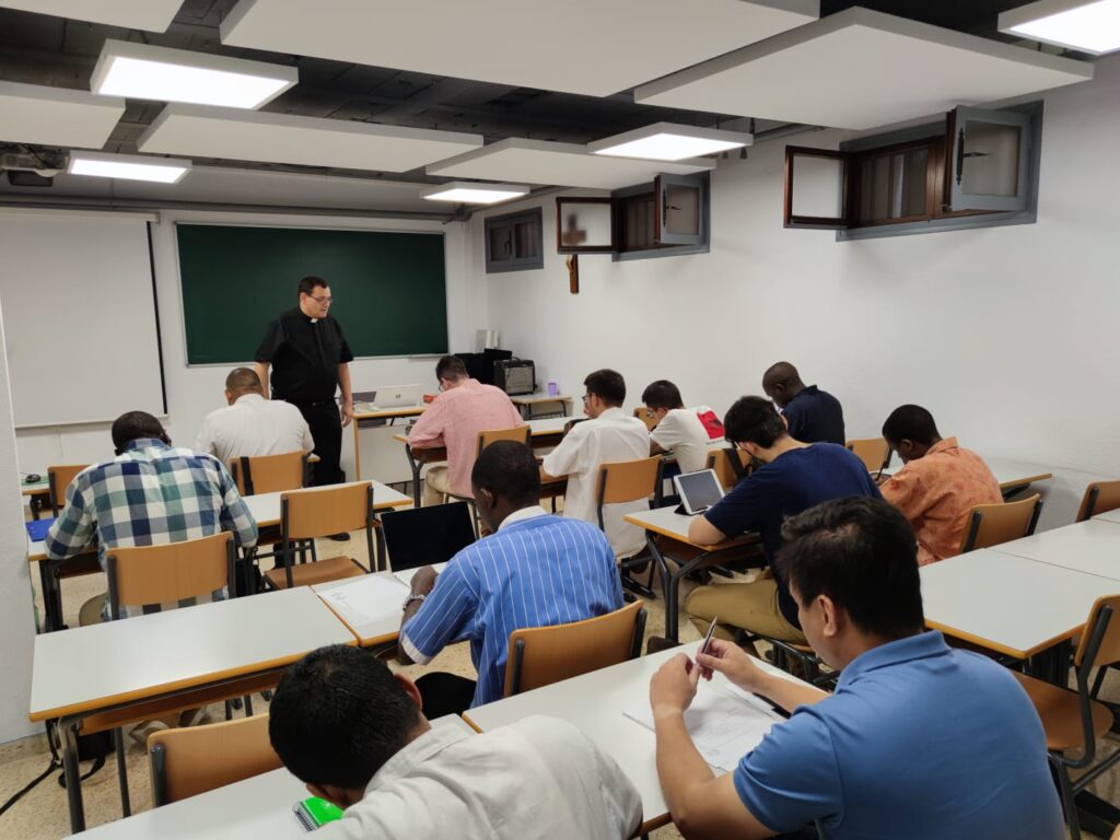 estudiantes en clase de teologia