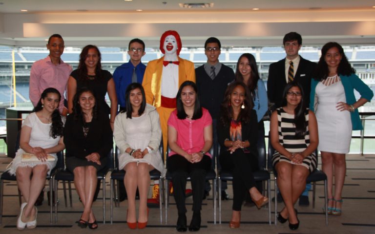 Qué oportunidades ofrece la beca Inicia tu Carrera SEP Prospera Sur Sureste 30 estudiantes felices recibiendo becas educativas
