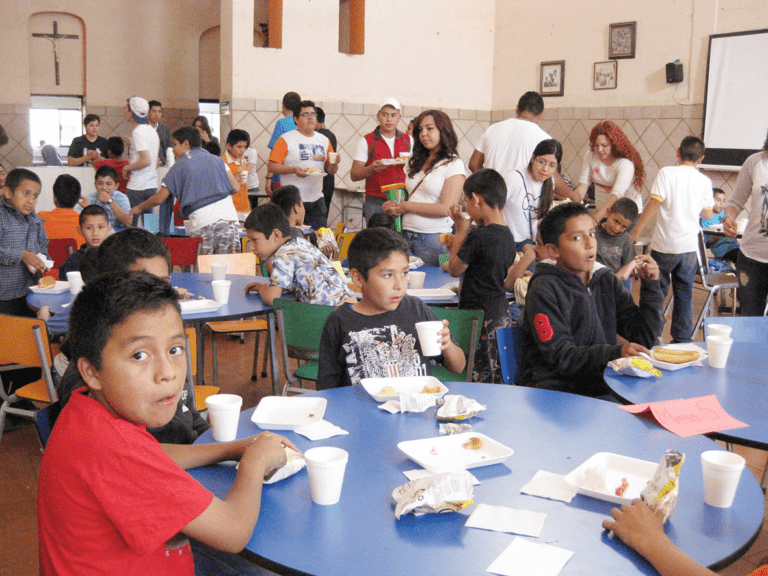 Cuántas horas son necesarias para completar el servicio social 7 estudiantes realizando servicio social en equipo
