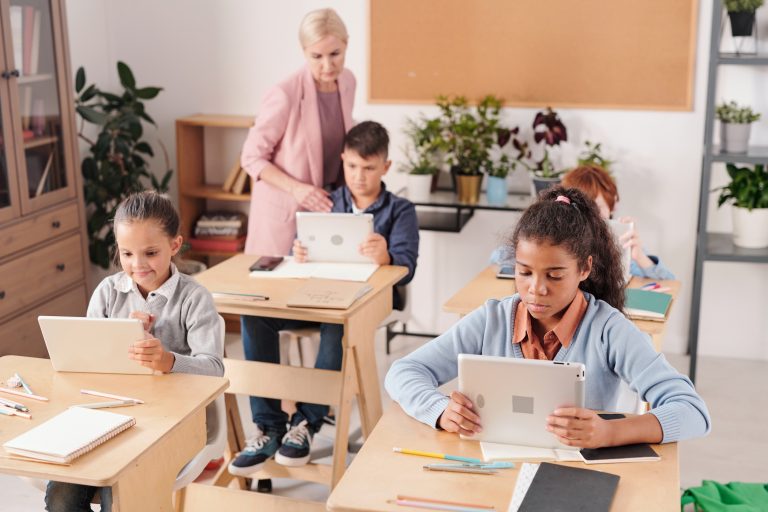 Qué son los criterios específicos de evaluación SNI en el área IV 41 evaluacion educativa en un aula moderna