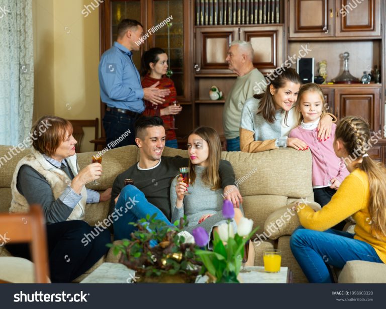 familia conversando en la sala de estar