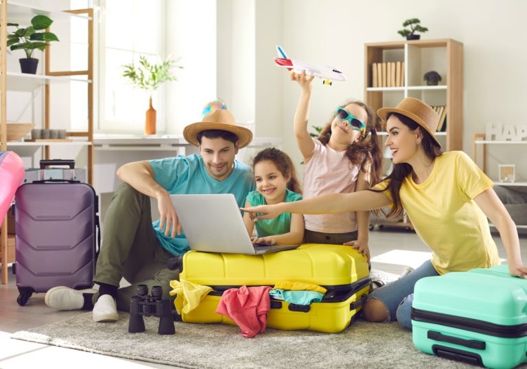 Cuántas pantallas se pueden usar con DIRECTV GO simultáneamente 50 familia disfrutando de varias pantallas