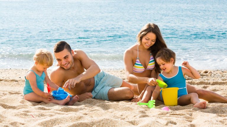 Cuántos dÃas de vacaciones corresponden por un año laboral en México 50 familia disfrutando vacaciones en la playa