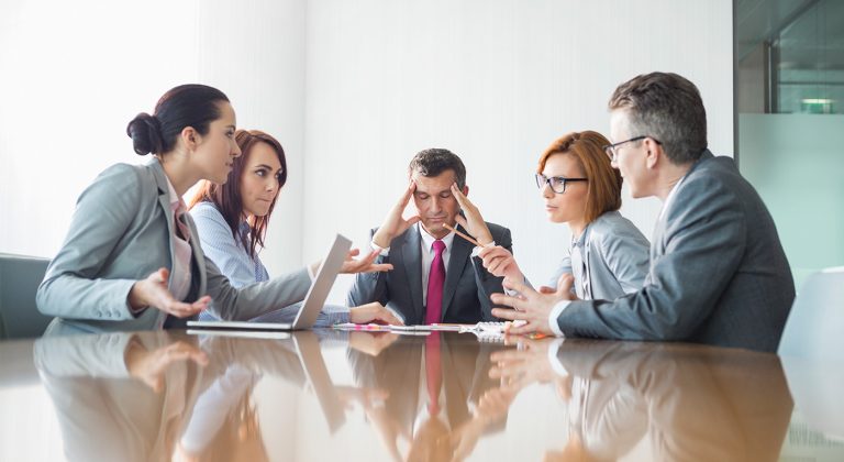 Pueden embargar a mis familiares por mis deudas si no pago 41 familia preocupada en una reunion