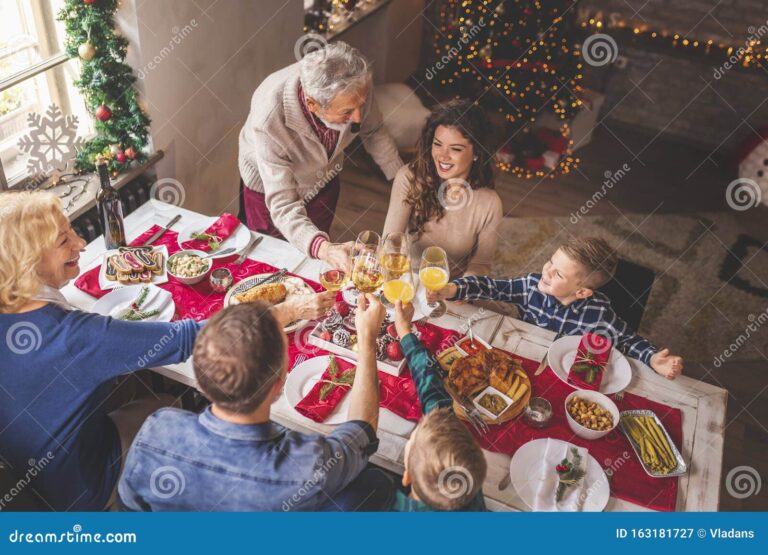 Qué frases lindas puedo compartir con mi familia en Navidad 2 familia reunida celebrando la navidad 1