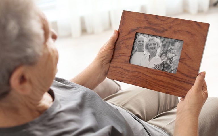 Qué sucede con el seguro social al fallecer una persona 19 familia reunida recordando a un ser querido