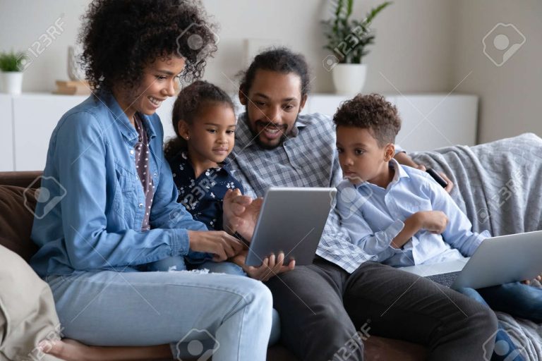 Cuántos megas de internet necesito para mis actividades diarias 27 familia usando dispositivos en casa