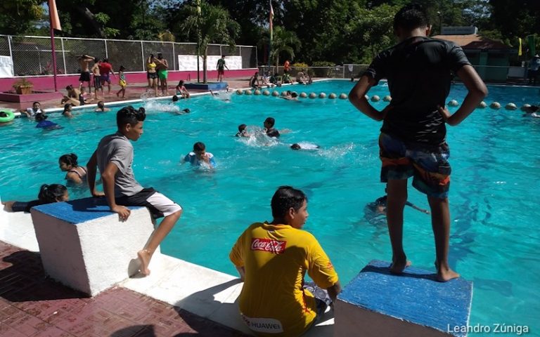 Qué actividades ofrece el centro recreativo y social Los Gemelos 1 familias disfrutando en un centro recreativo