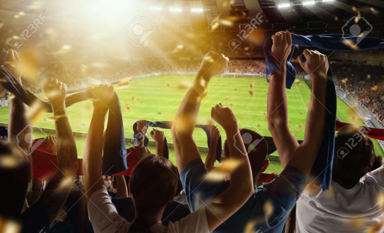 Dónde ver los partidos de México en el Mundial por TV Azteca 16 fanaticos animando en un estadio de futbol