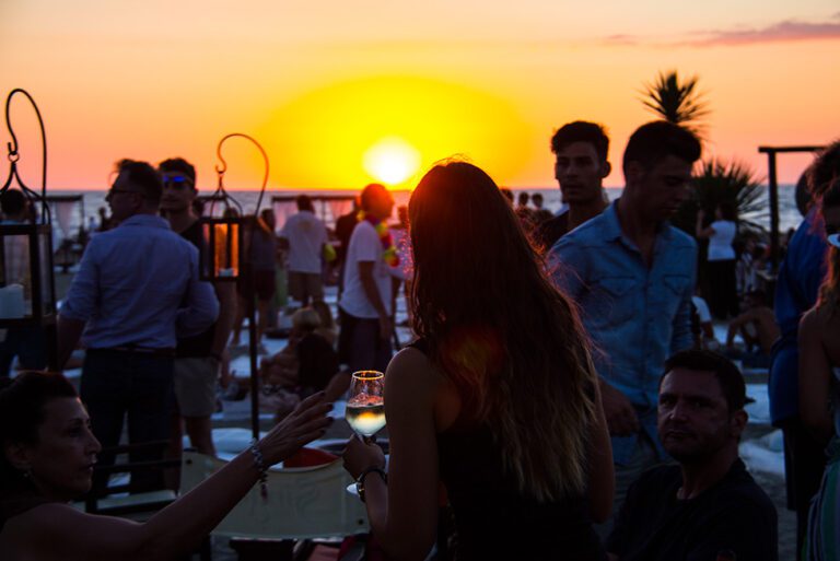 Qué opciones hay para fiestas en Playa del Carmen 9 fiesta en la playa al atardecer