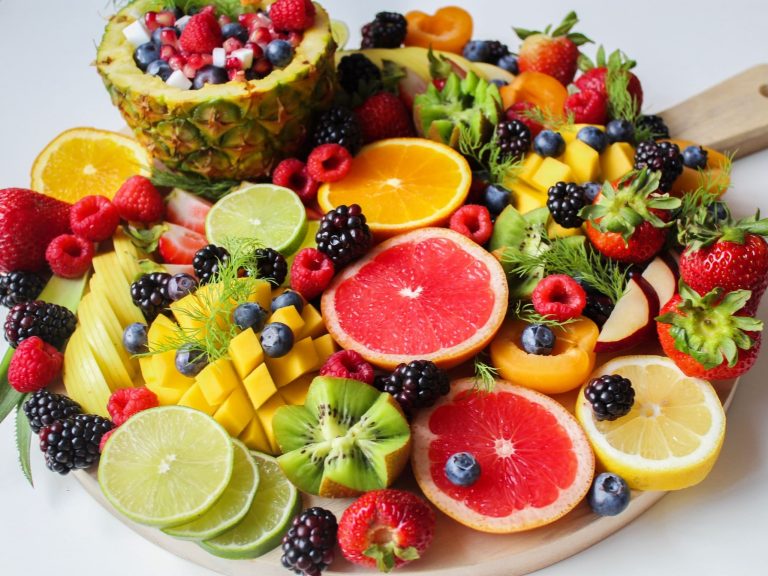 frutas coloridas en un frutero