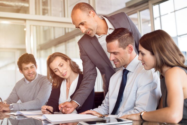 Qué competencias debe tener un gerente general de asuntos sin importancia 1 gerente liderando equipo en una reunion