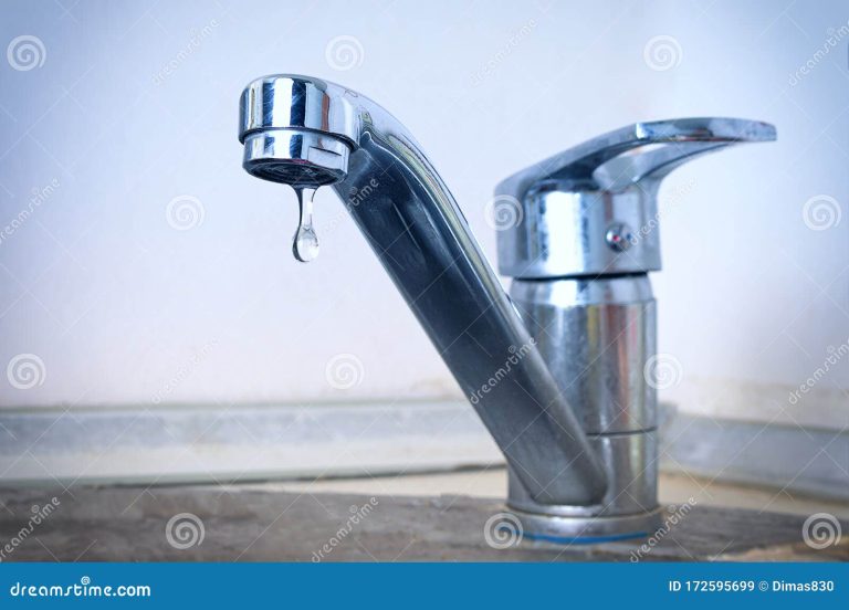 El agua potable en México lleva IVA o está exenta de impuestos 26 grifo goteando con agua fresca