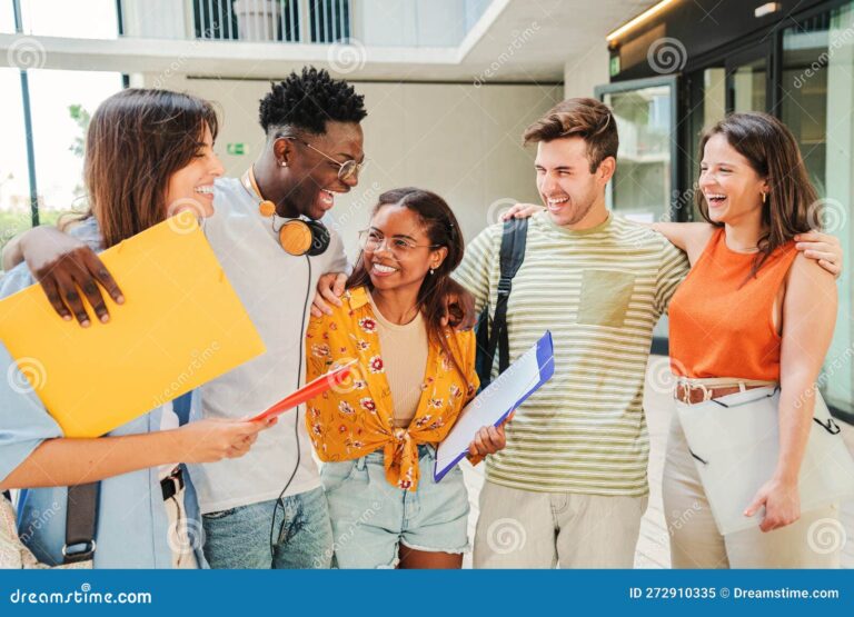 Cómo dar una cálida bienvenida a los nuevos alumnos en clase 14 grupo de estudiantes sonriendo en clase