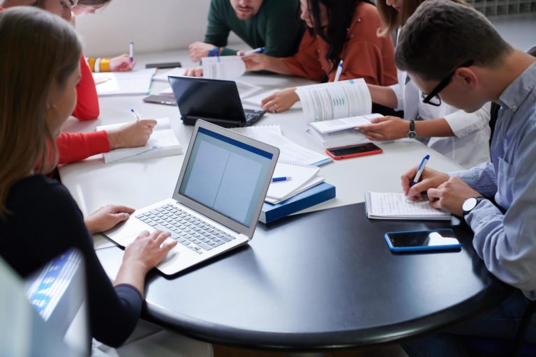 Cómo se utilizan los ejemplos de citas con et al. en trabajos académicos 44 grupo de estudiantes trabajando en un proyecto